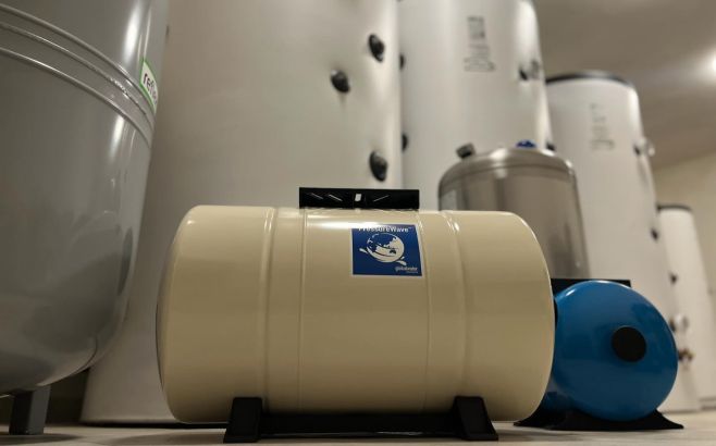 Nabízíme tlakové a expanzní nádoby na pitnou vodu i akumulační topenářské nádže a expanzomaty ke kotlům.